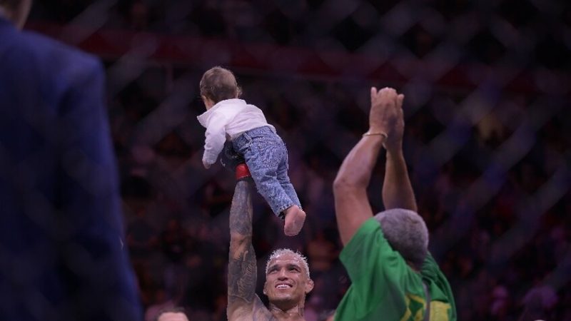 شاهد.. المقاتل “الشرس” أوليفيرا يسحق متحديه