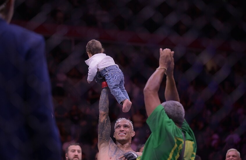 شاهد.. المقاتل “الشرس” أوليفيرا يسحق متحديه