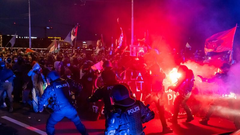 اشتباكات عنيفة في العاصمة السويسرية برن خلال مظاهرة مؤيدة لفلسطين