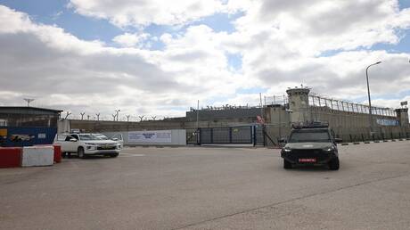 بالفيديو.. انطلاق حافلات لنقل أسرى فلسطينيين تمهيدا لإطلاق سراحهم