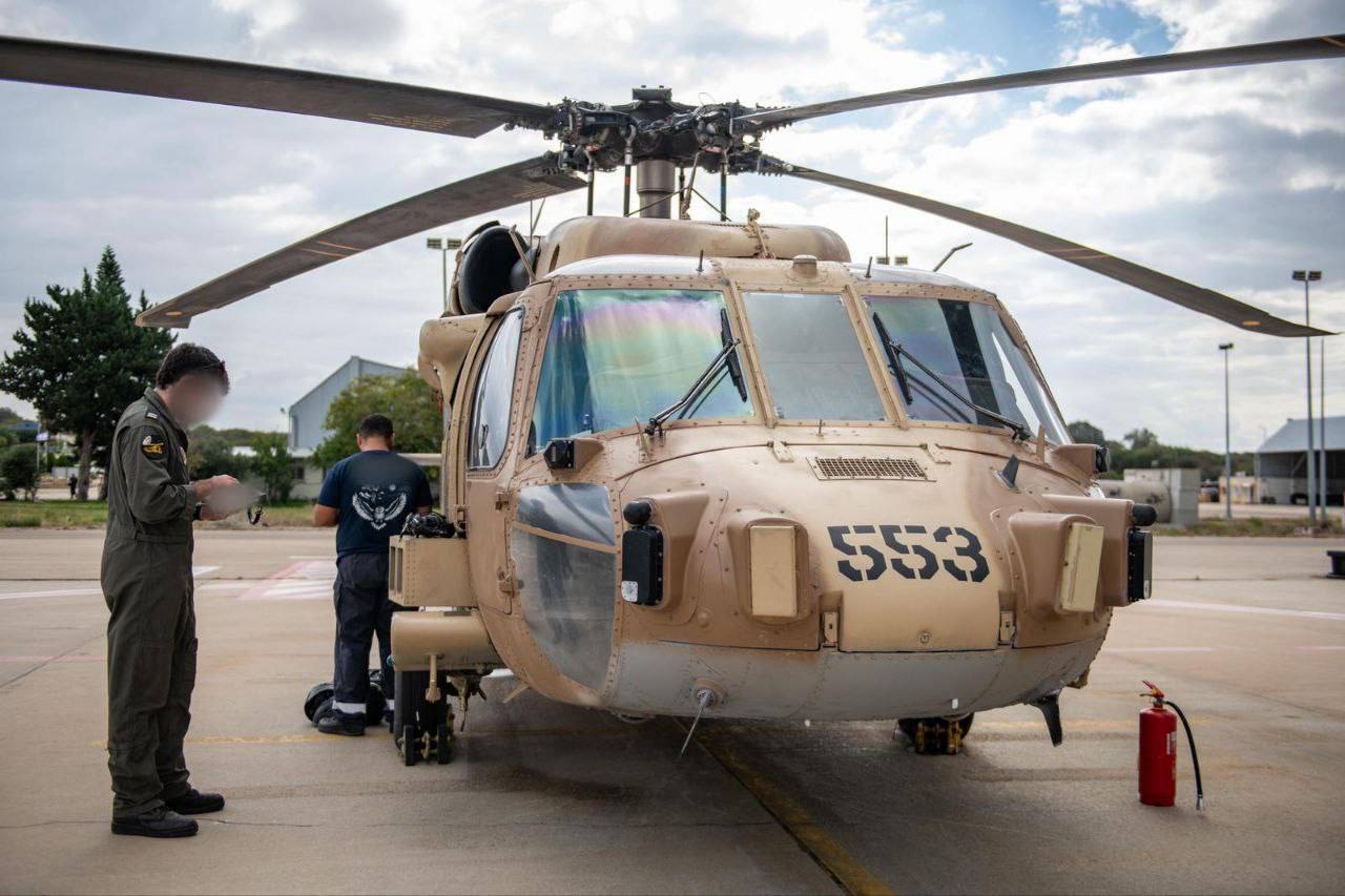 بالفيديو والصور.. مروحيات إسرائيلية تستعد لنقل الرهائن المفرج عنهم في قطاع غزة