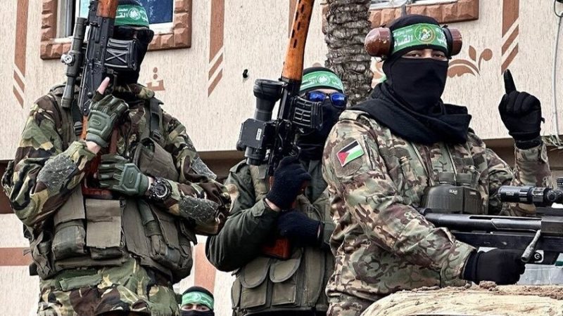 “كتائب القسام” تصدر بيانا تزامنا مع انطلاق عملية تسليم الأسرى الإسرائيليين