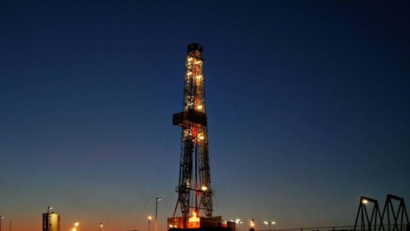 النفط يعوض بعض خسائره مع تركيز المستثمرين على المحادثات التجارية الأمريكية الصينية