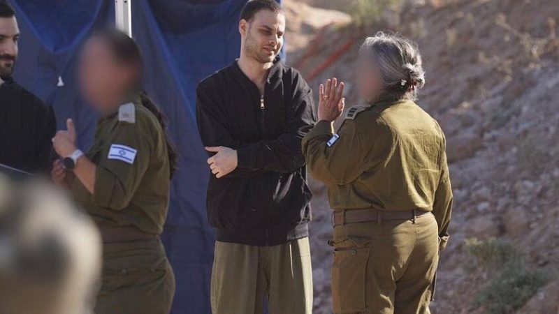 ظهور عنصر من “حماس” برفقة أسير في اتصال فيديو مباشر مع والدته (فيديو+صور)