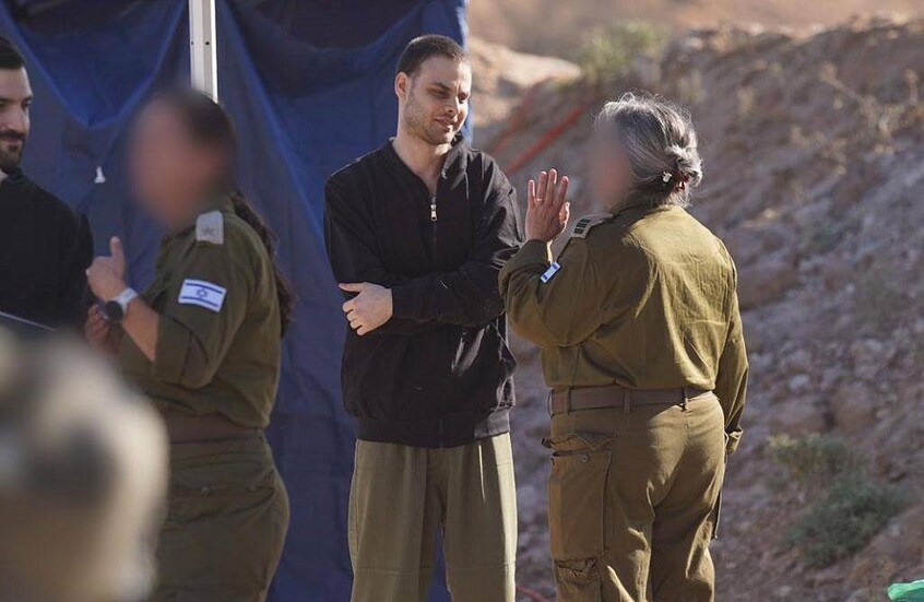 ظهور عنصر من “حماس” برفقة أسير في اتصال فيديو مباشر مع والدته (فيديو+صور)