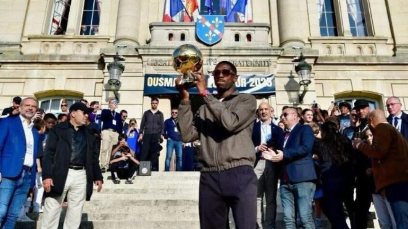 مشهد لن ينسى!.. ديمبيلي يعود إلى مسقط رأسه حاملا الكرة الذهبية (فيديو)