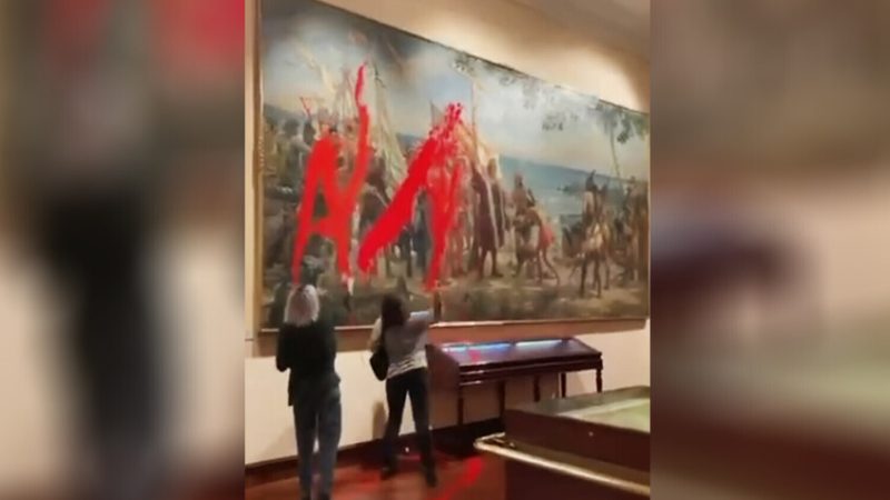 احتجاج بيئي يثير الجدل في مدريد.. طلاء على لوحة كريستوفر كولومبوس (فيديو)
