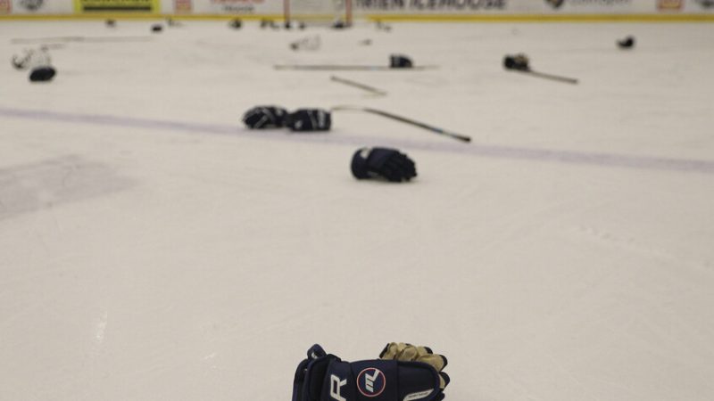 شجار جماعي في مباراة هوكي بلاتفيا بسبب اللغة الروسية