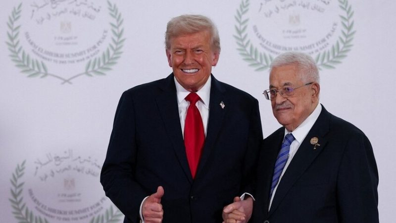 ماكرون يصطحب عباس إلى المنصة.. ترامب يستقبل الرئيس الفلسطيني بحرارة في قمة شرم الشيخ للسلام (فيديو)