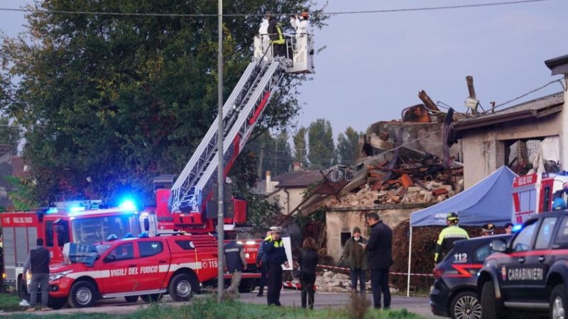 إيطاليا.. مقتل 3 من أفراد الشرطة جراء انفجار مروع (فيديو)