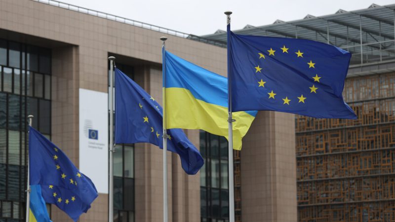 “بوليتيكو”: أوكرانيا قلقة لاحتمال إنهاء أوروبا النزاع مع روسيا على حسابها