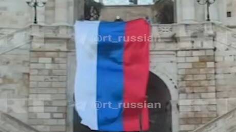 ناشطون إيطاليون يرفعون علما روسيا ضخما تضامنا مع مهرجان “RT” الوثائقي (فيديو)