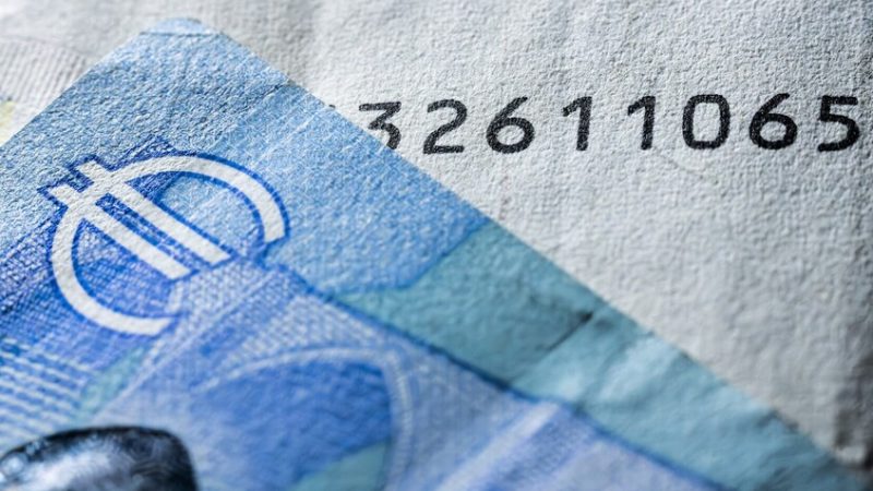 فرنسا تعلن خطة طوارئ مالية تتضمن تقليص آلاف الوظائف الحكومية