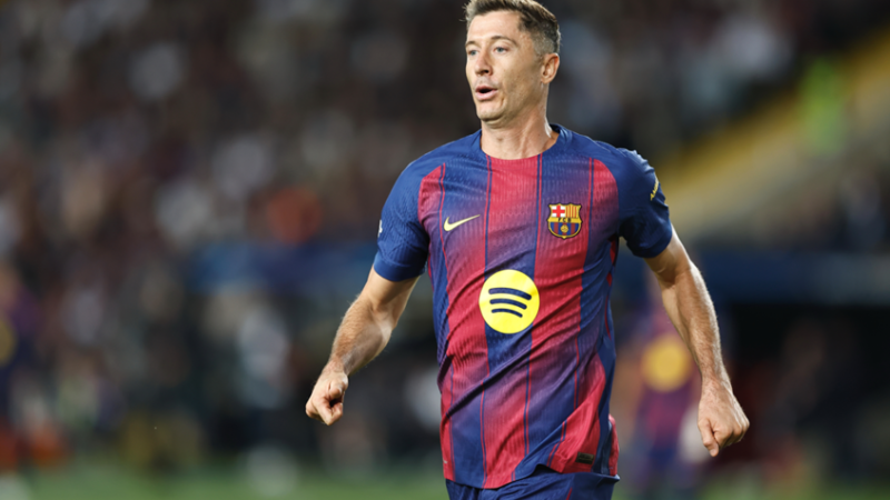 برشلونة يكشف طبيعة إصابة نجمه ليفاندوفسكي