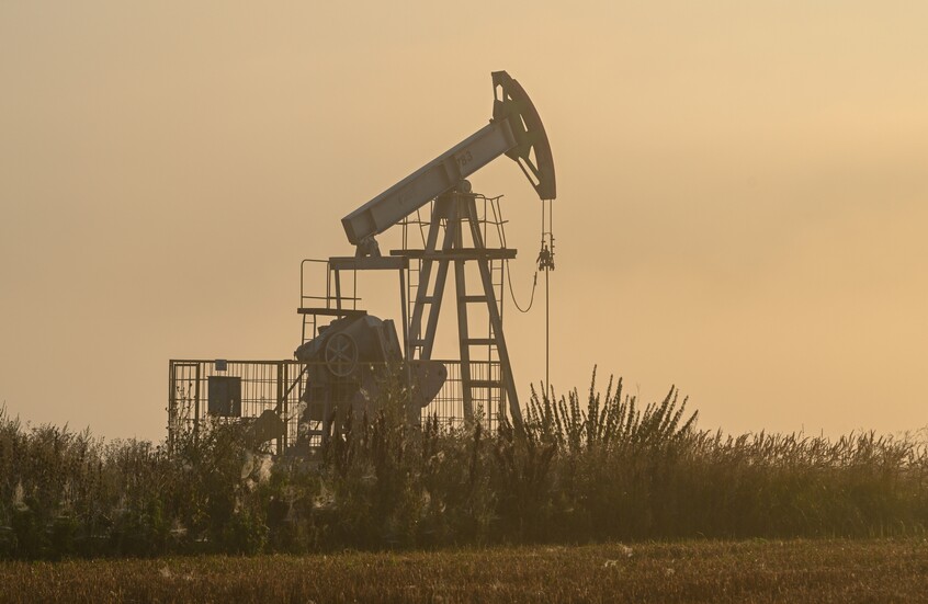 النفط يستقر مع تقييم المستثمرين لفائض المعروض والتوترات التجارية