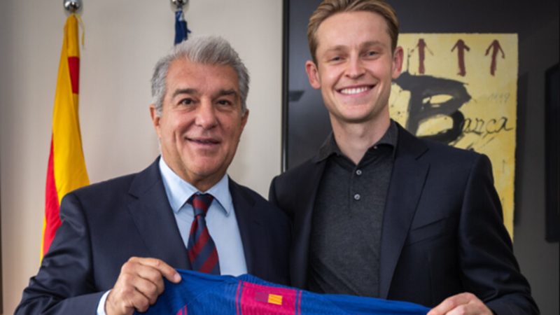 برشلونة يربط نجمه فرينكي دي يونغ بعقد طويل الأمد