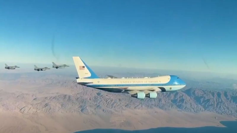 الرئاسة المصرية تبث رسالة خاصة تلقتها طائرة ترامب فوق جبال سيناء (فيديو)