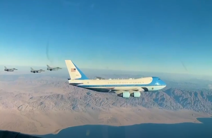 الرئاسة المصرية تبث رسالة خاصة تلقتها طائرة ترامب فوق جبال سيناء (فيديو)