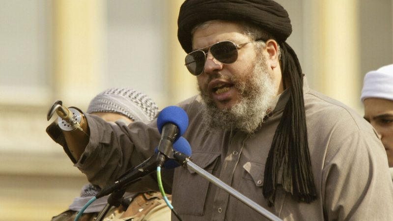 أبو حمزة المصري يتوسل للإفراج عنه من أسوأ سجون أمريكا لأنه لا يستطيع استخدام المرحاض