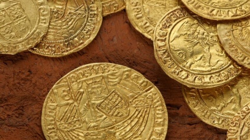 من الطين إلى الذهب.. عائلة بريطانية تعثر على كنز مفقود منذ 5 قرون (صور)