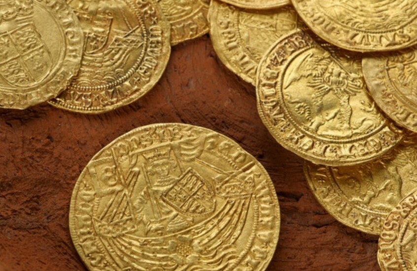 من الطين إلى الذهب.. عائلة بريطانية تعثر على كنز مفقود منذ 5 قرون (صور)