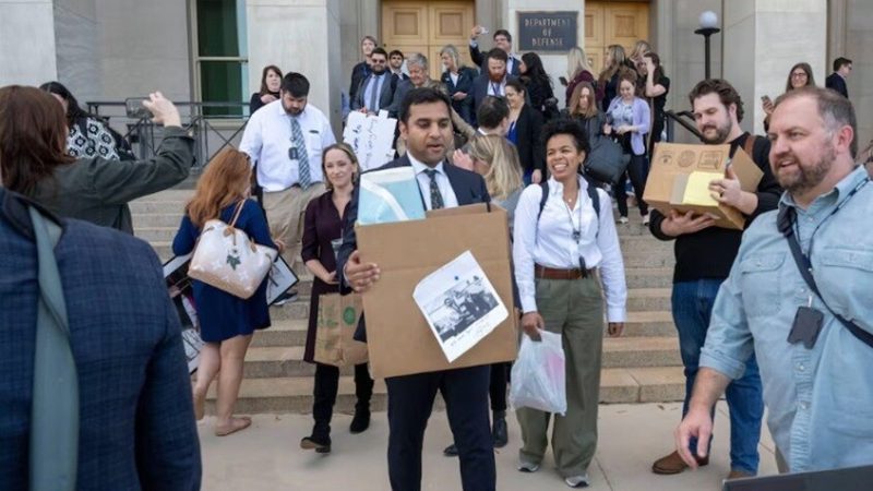 صحفيون يغادرون البنتاغون احتجاجا على قيود جديدة تحد من حرية التغطية (صور + فيديو)