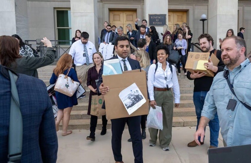 صحفيون يغادرون البنتاغون احتجاجا على قيود جديدة تحد من حرية التغطية (صور + فيديو)