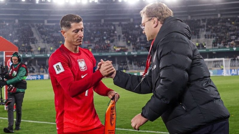 كلاسيكو بلا هداف.. قرار ليفاندوفسكي يغضب برشلونة ويثير الجدل!