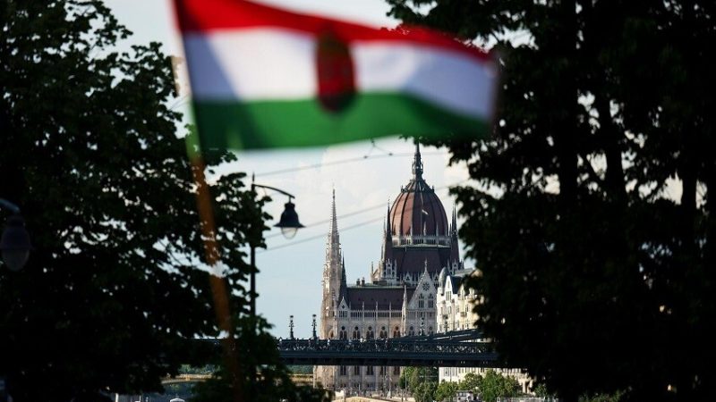 أوشاكوف يتحدث عمن طرح فكرة عقد قمة روسية أمريكية في بودابست