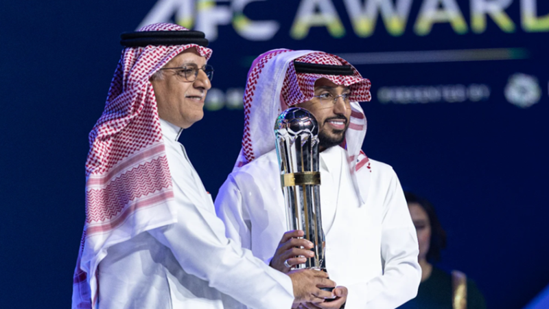 السعودي سالم الدوسري يتوج بجائزة أفضل لاعب في آسيا للمرة الثانية في مسيرته