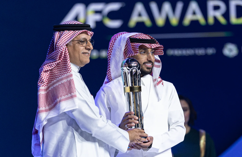 السعودي سالم الدوسري يتوج بجائزة أفضل لاعب في آسيا للمرة الثانية في مسيرته