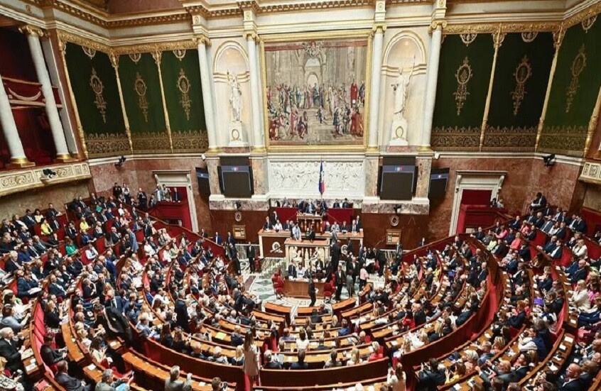 مبادرة فرنسية تنذر بإشعال “توتر” جديد مع الجزائر.. ما علاقة اتفاق 1968؟