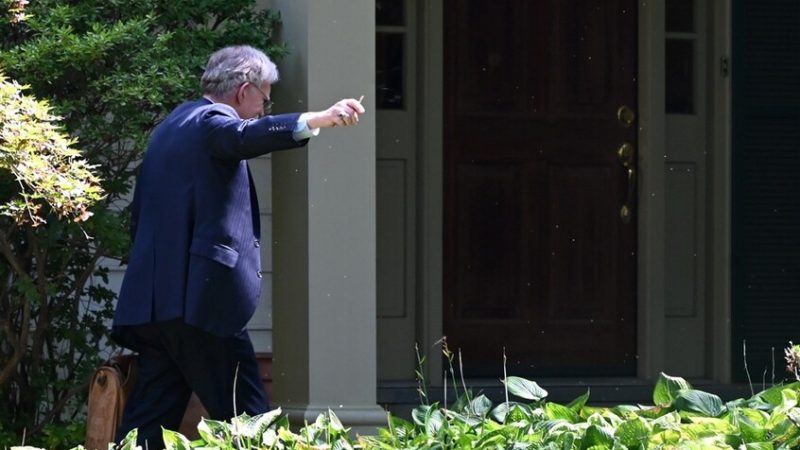 “الثعلب الأمريكي العجوز” يواجه لائحة اتهام رسمية بإساءة استخدام معلومات سرية