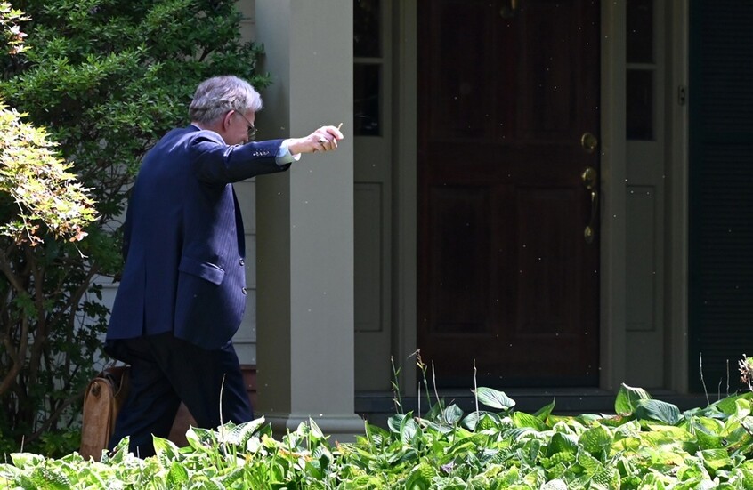 “الثعلب الأمريكي العجوز” يواجه لائحة اتهام رسمية بإساءة استخدام معلومات سرية