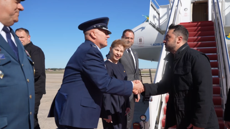 رئيس مكتبه وطاقم طائرته.. استقبال بارد لزيلينسكي في الولايات المتحدة