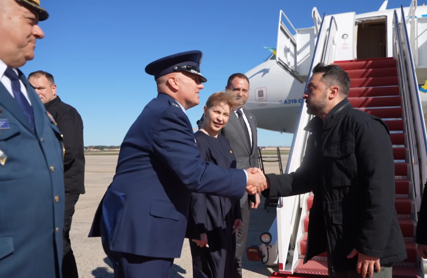 رئيس مكتبه وطاقم طائرته.. استقبال بارد لزيلينسكي في الولايات المتحدة