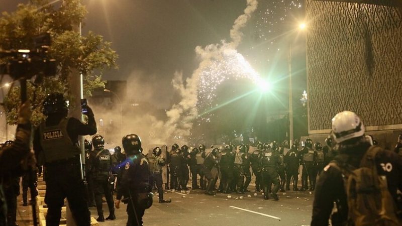 البيرو.. إعلان حالة الطوارئ في ليما بعد مقتل متظاهر واحتجاجات عنيفة ضد الرئيس الجديد