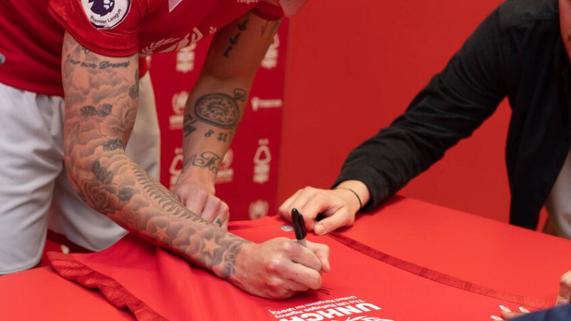 الأمن المفقود في إنجلترا يدفع نجم ليفربول السابق إلى “الهروب لدوري عربي مغمور”