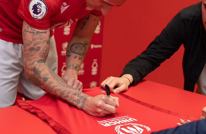 الأمن المفقود في إنجلترا يدفع نجم ليفربول السابق إلى “الهروب لدوري عربي مغمور”