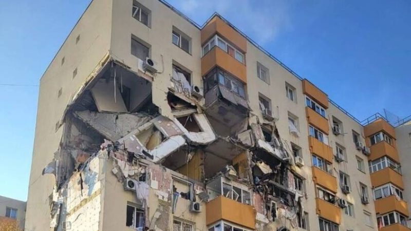 قتيلان و12 مصابا بانفجار في مبنى سكني بالعاصمة الرومانية (صور)