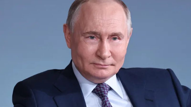 الكرملين: بوتين قد يهنئ شخصيا طاقم شبكة “RT” بمناسبة عيدها الـ 20