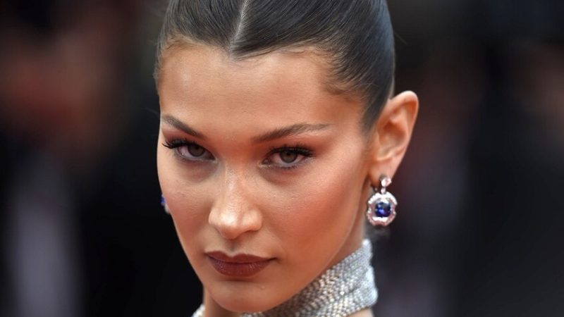 طريقة مشي عارضة أزياء فيكتوريا سيكريت تثير قلق المعجبين