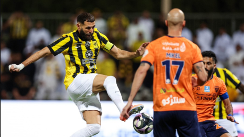 بنزيما يهدر ركلة جزاء في وقت قاتل ويفوت على الاتحاد فرصة اعتلاء صدارة الدوري السعودي (فيديو)