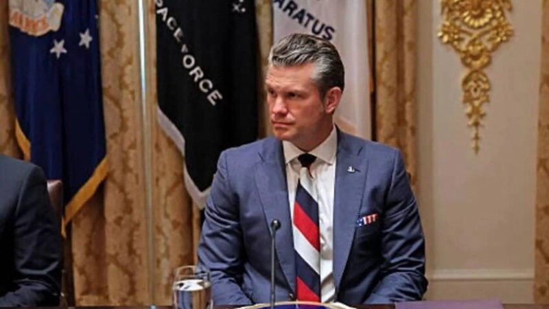 وزير الحرب الأمريكي يحضر لقاء ترامب وزيلينسكي مرتديا ربطة عنق بألوان العلم الروسي