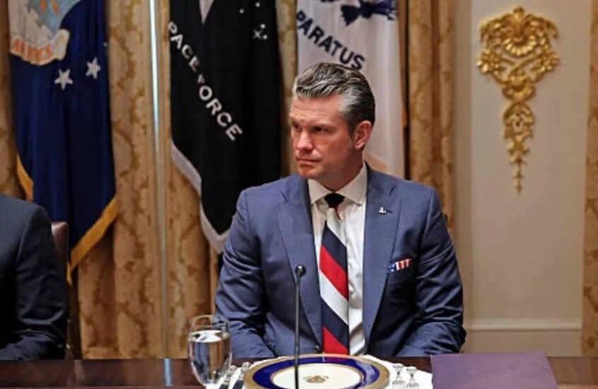 وزير الحرب الأمريكي يحضر لقاء ترامب وزيلينسكي مرتديا ربطة عنق بألوان العلم الروسي