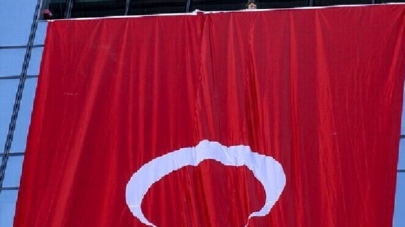 صيادون أتراك يعثرون على محرك صاروخ أوكراني في البحر