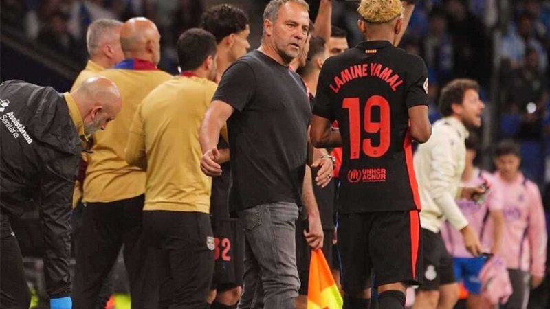 هانز فليك يرد بقوة على تقارير تمرد لامين جمال في برشلونة (فيديو)