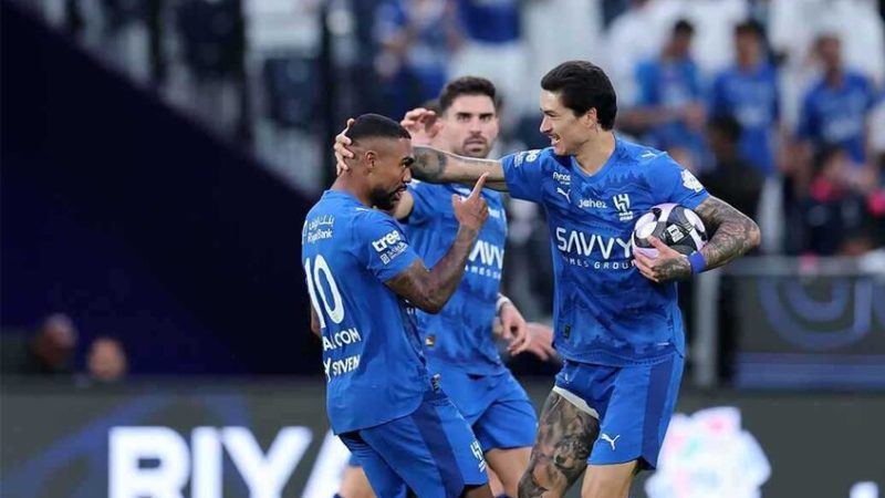 في موقف غريب.. نجم الهلال السعودي يرمي البيض على منزل زميله بالفريق (فيديو)