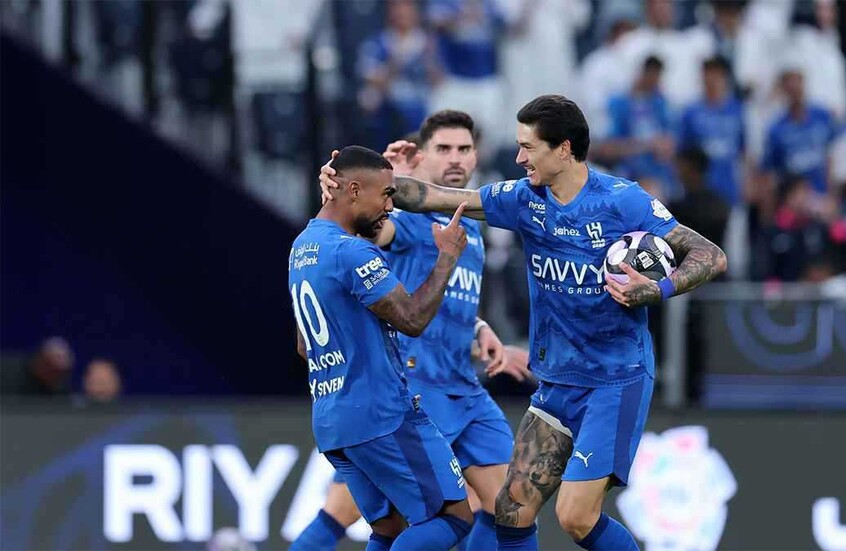 في موقف غريب.. نجم الهلال السعودي يرمي البيض على منزل زميله بالفريق (فيديو)