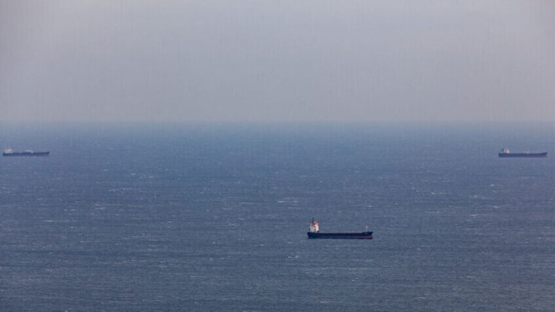 الجيش البريطاني: اندلاع حريق في سفينة بعد إصابتها بمقذوف قبالة الساحل اليمني في خليج عدن